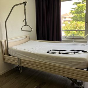 Lit médicalisé avec matelas et potence