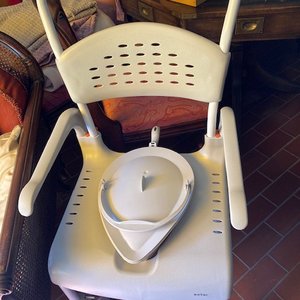 Chaise de douche / toilettes percée