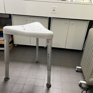 Tabouret d'angle à 3 pieds pour la douche ou autre