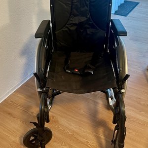 Rollstuhl mit V-Drive Schiebehilfe