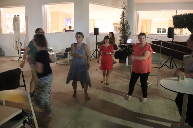 Gruppe am tanzen_2025