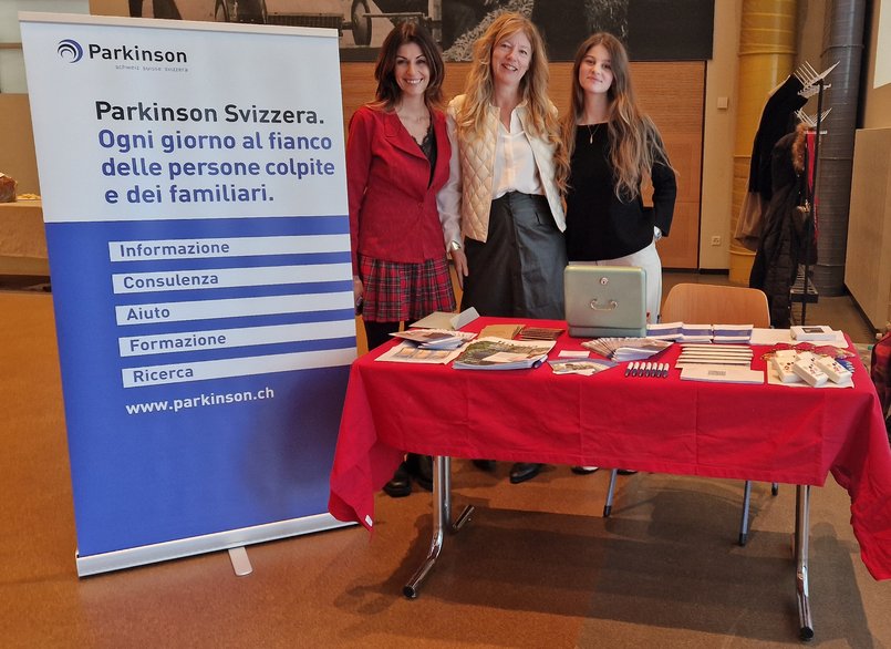 Lo stand di Parkinson Svizzera con Valentina Testoni, Sylvia Wimmer con la figlia Caterina Katsikantamis.