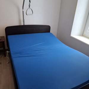 Lit électrique médicalisé de 140cm avec matelas anti escarres