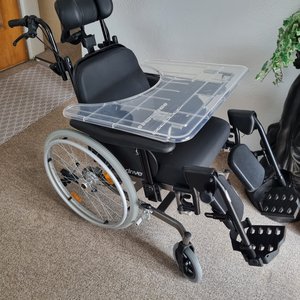 Pflegerollstuhl mit Trommelbremse, Therapietisch und Infusionsstab