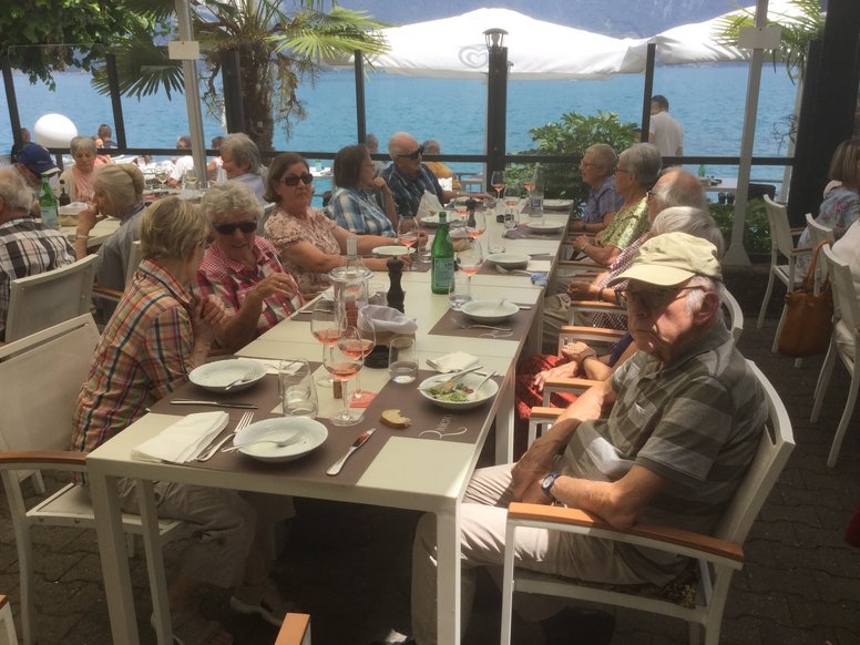 Beim Mittagessen in der Spiezerbucht.
