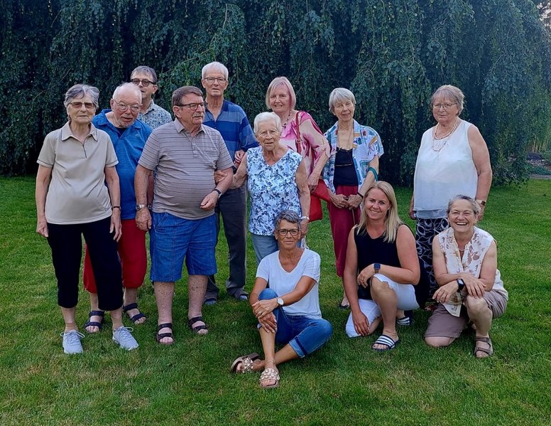 Gruppenbild im Park der Rehaklinik Dussnang