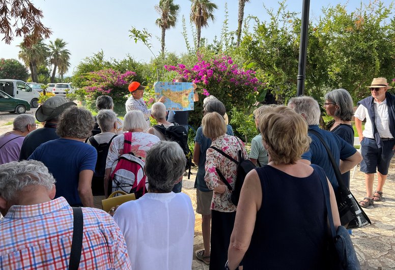 Nel parco dell'hotel, Hansruedi Sieber spiega dove si dirigerà il viaggio quel giorno