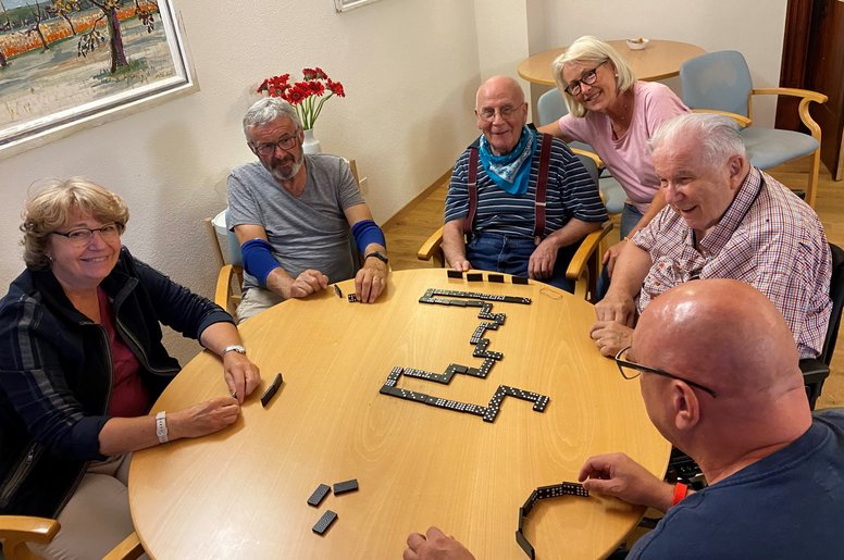 Schlechtwetterprogramm. Die Gruppe wartet mit Gesellschaftsspielen auf die Sonne.